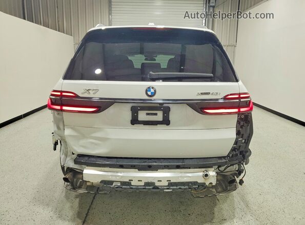 5UX23EM03T9068458 2026 BMW X7 White Հետևի տեսք