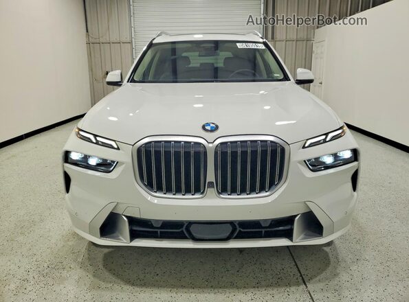 5UX23EM03T9068458 2026 BMW X7 White Դիմացի տեսք