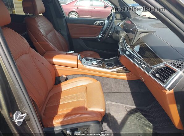 5UX23EM04R9U34971 2024 BMW X7 Коричневый Вид салона спереди
