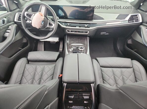 5UX23EM04S9W51796 2025 BMW X7 Black Вид панелі приладів