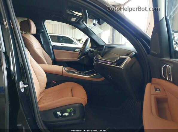 5UX23EM05T9330609 2026 BMW X7 Black Front interior view