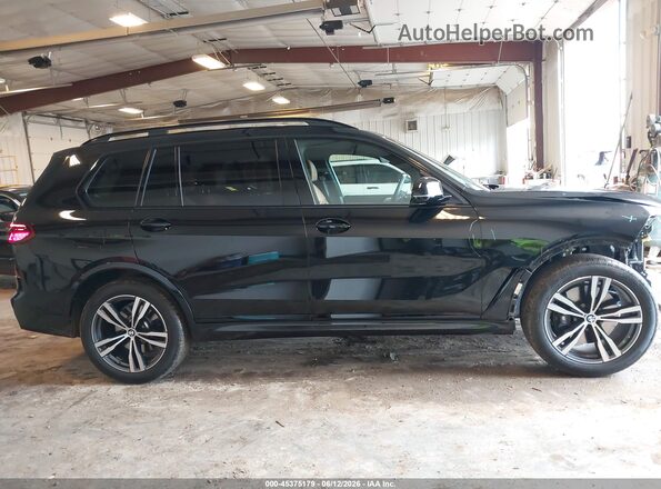 5UX23EM05T9330609 2026 BMW X7 Black Rear interior view