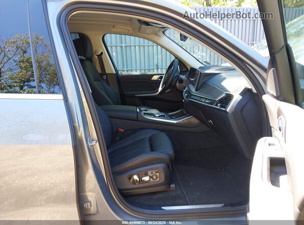 5UX23EM06T9402465 2026 BMW X7 Silver Widok wnętrza z przodu