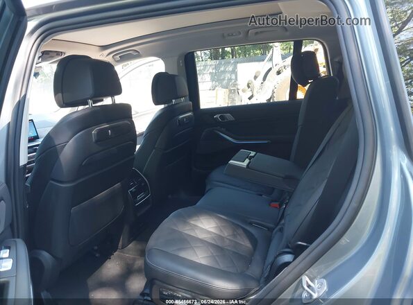 5UX23EM06T9402465 2026 BMW X7 Silver Widok naklejki z numerem VIN