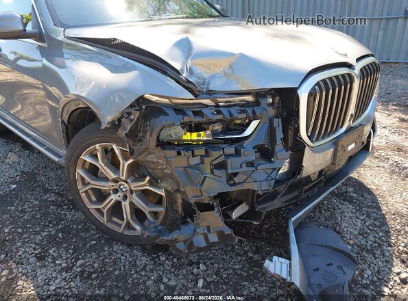 5UX23EM06T9402465 2026 BMW X7 Silver Widok z przodu