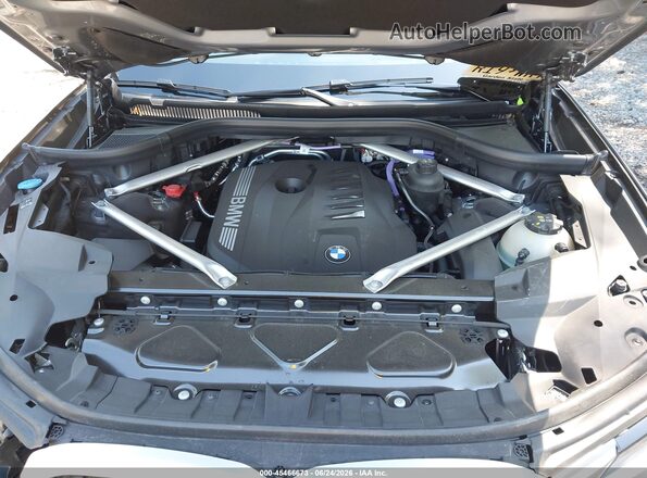 5UX23EM06T9402465 2026 BMW X7 Silver Widok z tyłu