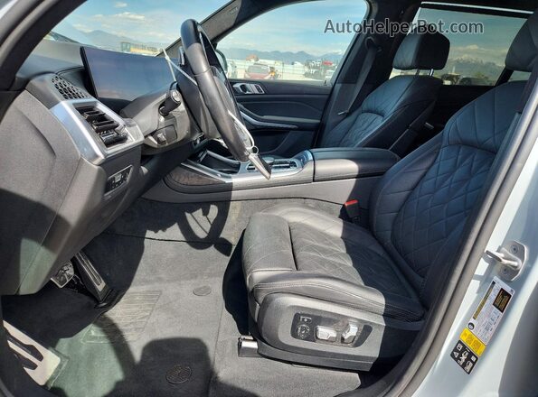 5UX23EM07P9P76086 2023 BMW X7 Silver Widok wnętrza z przodu