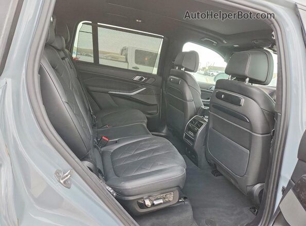 5UX23EM07P9P76086 2023 BMW X7 Silver Widok tylnych siedzeń