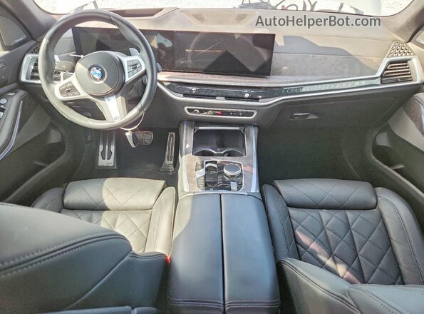 5UX23EM07P9P76086 2023 BMW X7 Silver Widok deski rozdzielczej
