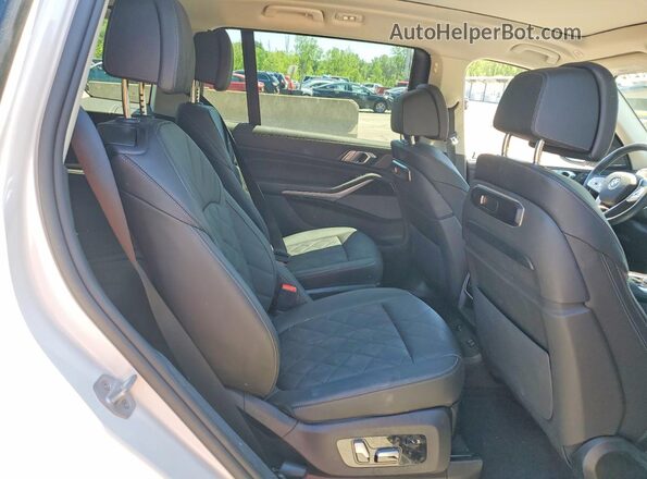 5UX23EM07S9Z65653 2025 BMW X7 White Սալոնի հետևի տեսք