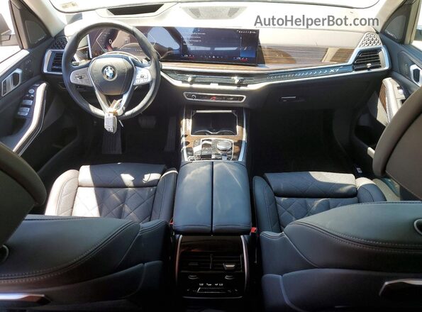 5UX23EM07S9Z65653 2025 BMW X7 White Առջևի վահանակի տեսք