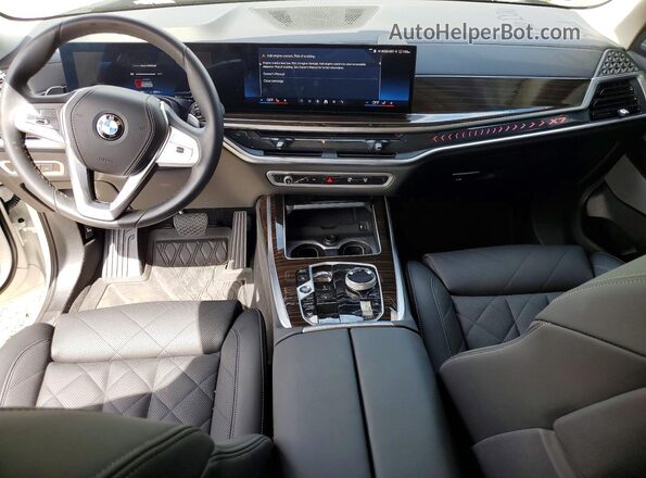 5UX23EM08S9X21557 2025 BMW X7 White Առջևի վահանակի տեսք