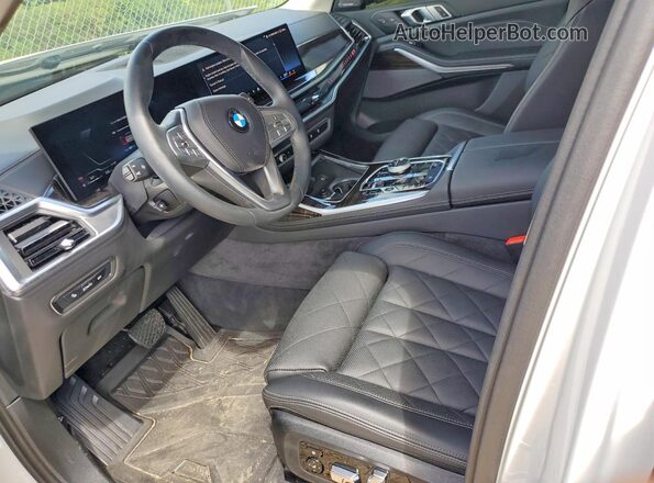 5UX23EM08S9X21557 2025 BMW X7 White Սալոնի դիմացի տեսք