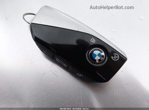 5UX23EM08T9030174 2026 BMW X7 Gray Առջևի վահանակի տեսք