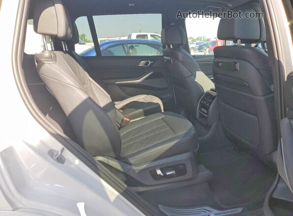 5UX23EM09S9W48991 2025 BMW X7 White Widok wnętrza z tyłu