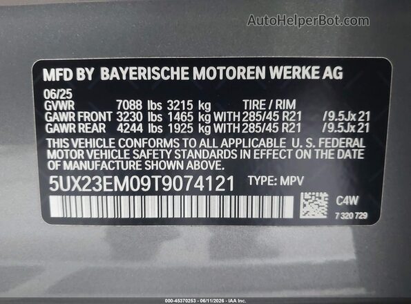 5UX23EM09T9074121 2026 BMW X7 Gray Vista del compartimento del motor