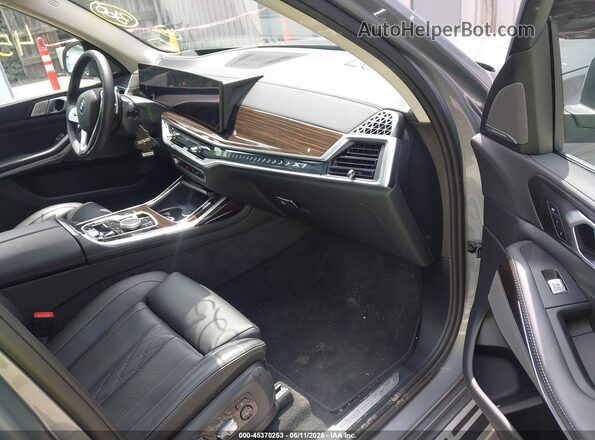 5UX23EM09T9074121 2026 BMW X7 Gray Vista interior delantera