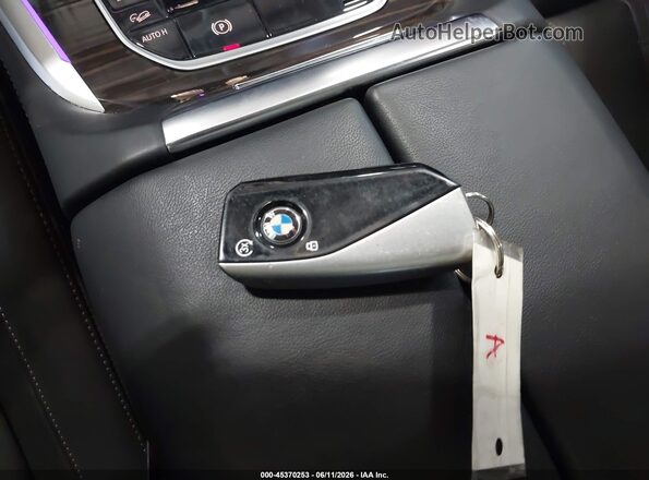 5UX23EM09T9074121 2026 BMW X7 Gray Vista del salpicadero