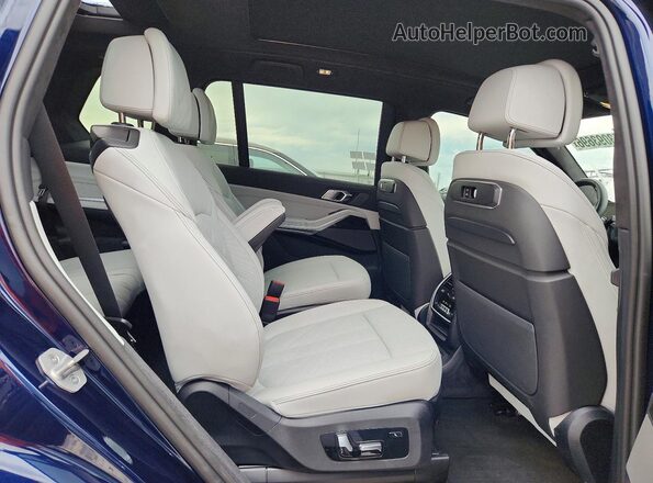 5UX23EM09T9146953 2026 BMW X7 Blue Вид задньої частини салону