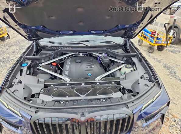 5UX23EM09T9146953 2026 BMW X7 Blue Вид підкапотного простору