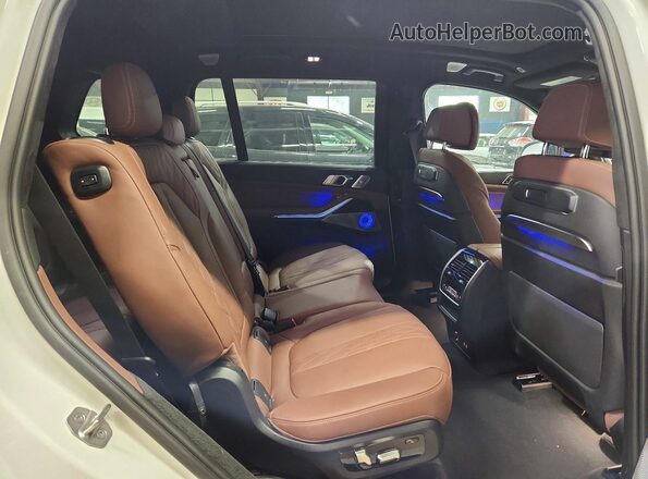 5UX23EM0XR9S58315 2024 BMW X7 White Вид задньої частини салону