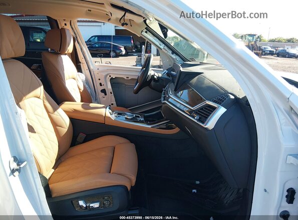 5UX23EM0XT9038518 2026 BMW X7 White Вид салону спереду