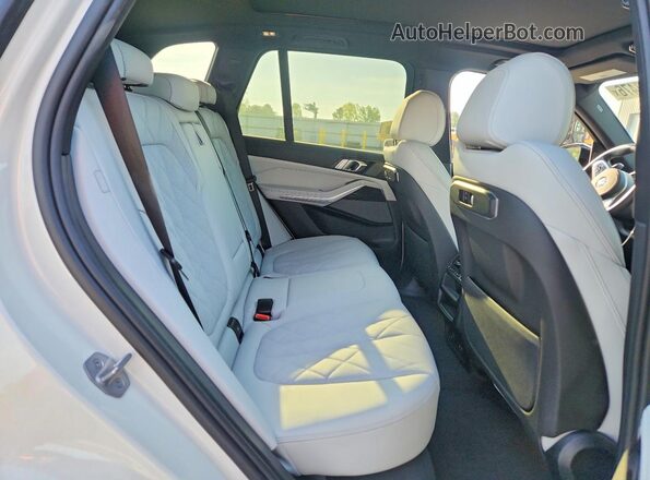 5UX23EU00S9X63706 2025 BMW X5 White Սալոնի հետևի տեսք