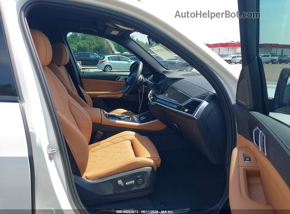 5UX23EU01S9X24798 2025 BMW X5 White Vista interior delantera