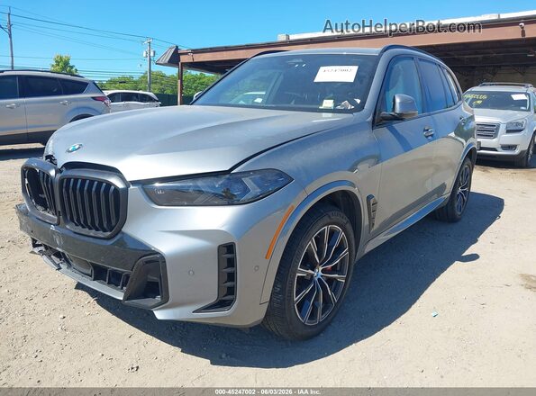 5UX23EU02S9Z06140 2025 BMW X5 Gray Առջևի ձախ երեք քառորդ տեսարան
