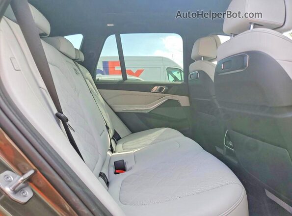 5UX23EU05S9W72060 2025 BMW X5 Зеленый Вид задней части салона