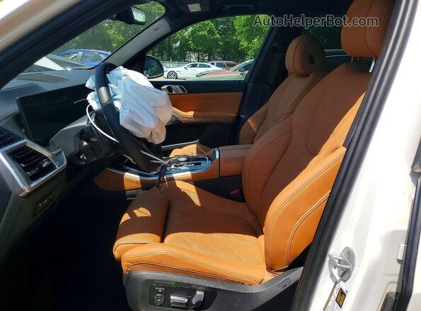5UX23EU06S9W83505 2025 BMW X5 Белый Вид салона спереди