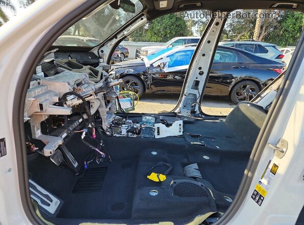 5UX23EU07R9T10337 2024 BMW X5 White Вид салону спереду