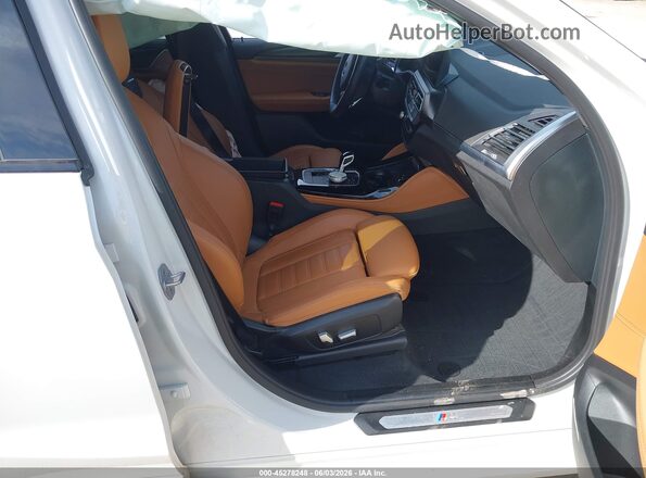 5UX33DT01P9R66241 2023 BMW X4 White Widok wnętrza z przodu