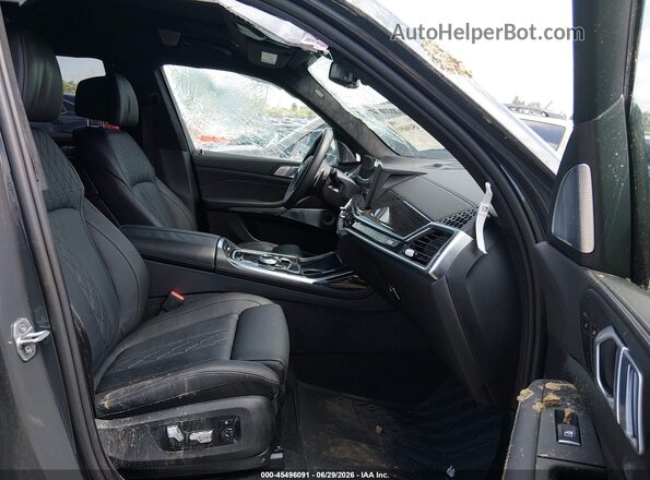 5UX33EM01T9300057 2026 BMW X7 Серый Вид салона спереди