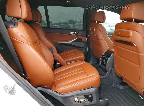 5UX33EM02S9Z88326 2025 BMW X7 White Widok tylnych siedzeń