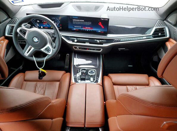 5UX33EM02S9Z88326 2025 BMW X7 White Widok deski rozdzielczej
