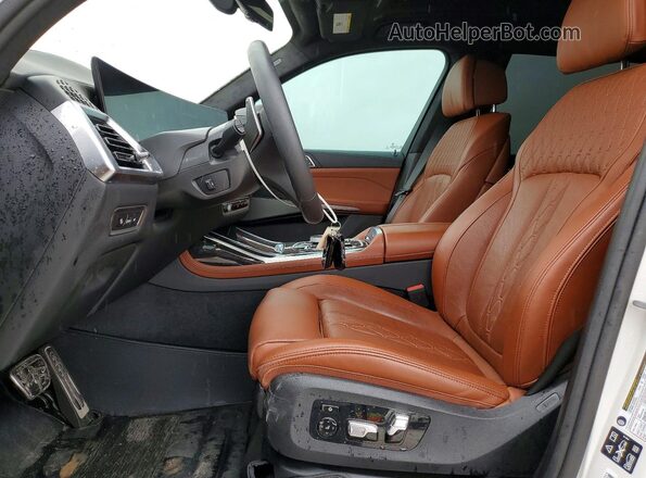 5UX33EM02S9Z88326 2025 BMW X7 White Widok wnętrza z przodu