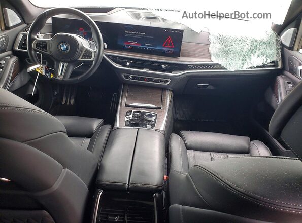 5UX33EM03R9T73102 2024 BMW X7 Gray Առջևի վահանակի տեսք