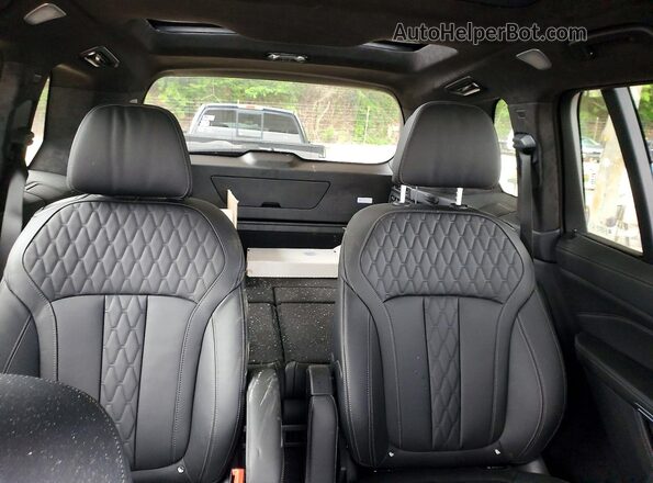 5UX33EM03R9T73102 2024 BMW X7 Gray Հետևի նստատեղերի տեսք