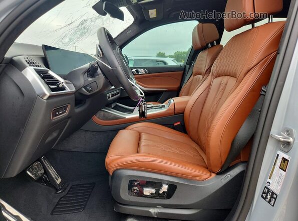5UX33EM03T9098418 2026 BMW X7 Gray Вид салону спереду
