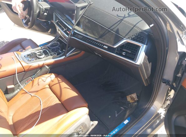 5UX33EM08T9103645 2026 BMW X7 Gray Widok wnętrza z przodu