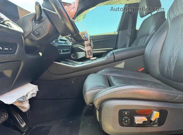 5UX33EU05S9W95715 2025 BMW X5 Белый Вид салона спереди