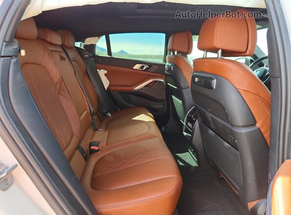 5UX33EX02R9S89218 2024 BMW X6 White Vista de los asientos traseros