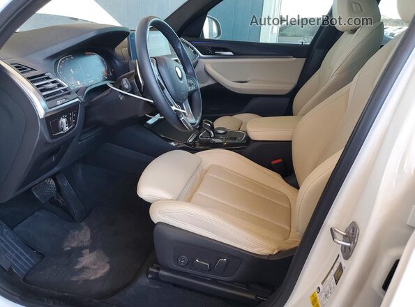 5UX43DP00R9U63236 2024 BMW X3 Белый Вид салона спереди