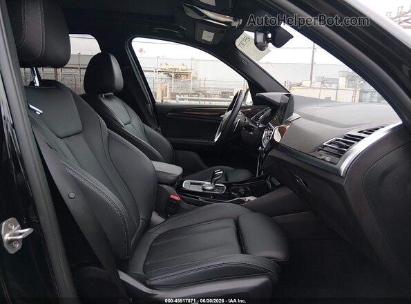 5UX43DP03N9M66030 2022 BMW X3 Черный Вид салона спереди