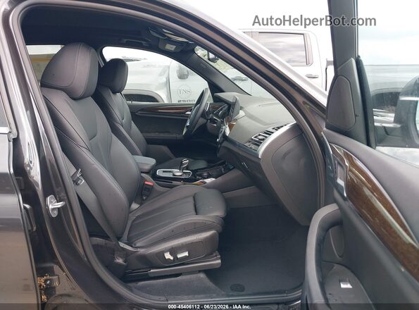 5UX43DP03P9R74064 2023 BMW X3 Серый Вид салона спереди