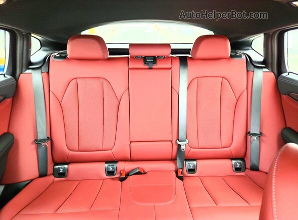 5UX43DT0XS9X68691 2025 BMW X4 White Widok tylnych siedzeń