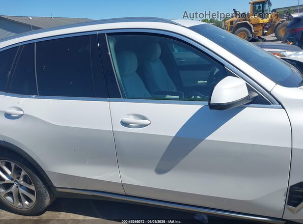 5UX43EU07R9V06870 2024 BMW X5 White Вид задньої частини салону