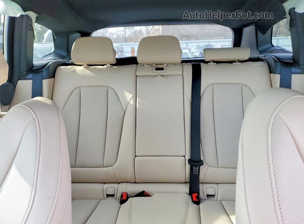 5UX53DP03R9U45270 2024 BMW X3 Blue Vista de los asientos traseros