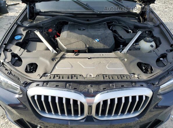 5UX53DP03R9U45270 2024 BMW X3 Blue Vista del compartimento del motor